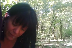 Sarah suce encore și cette fois dans les bois