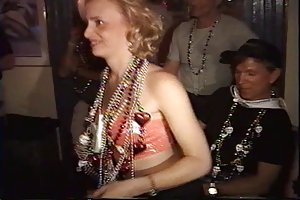 Mardi gras flasher dând un dans tur