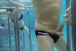 Piscine et caresse