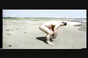 Japonez poartă nud pe plajă