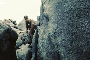 Sabrina siani nud de pe insula albastra