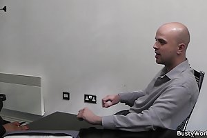 Grăsimea de abanos își întinde picioarele pentru serviciu